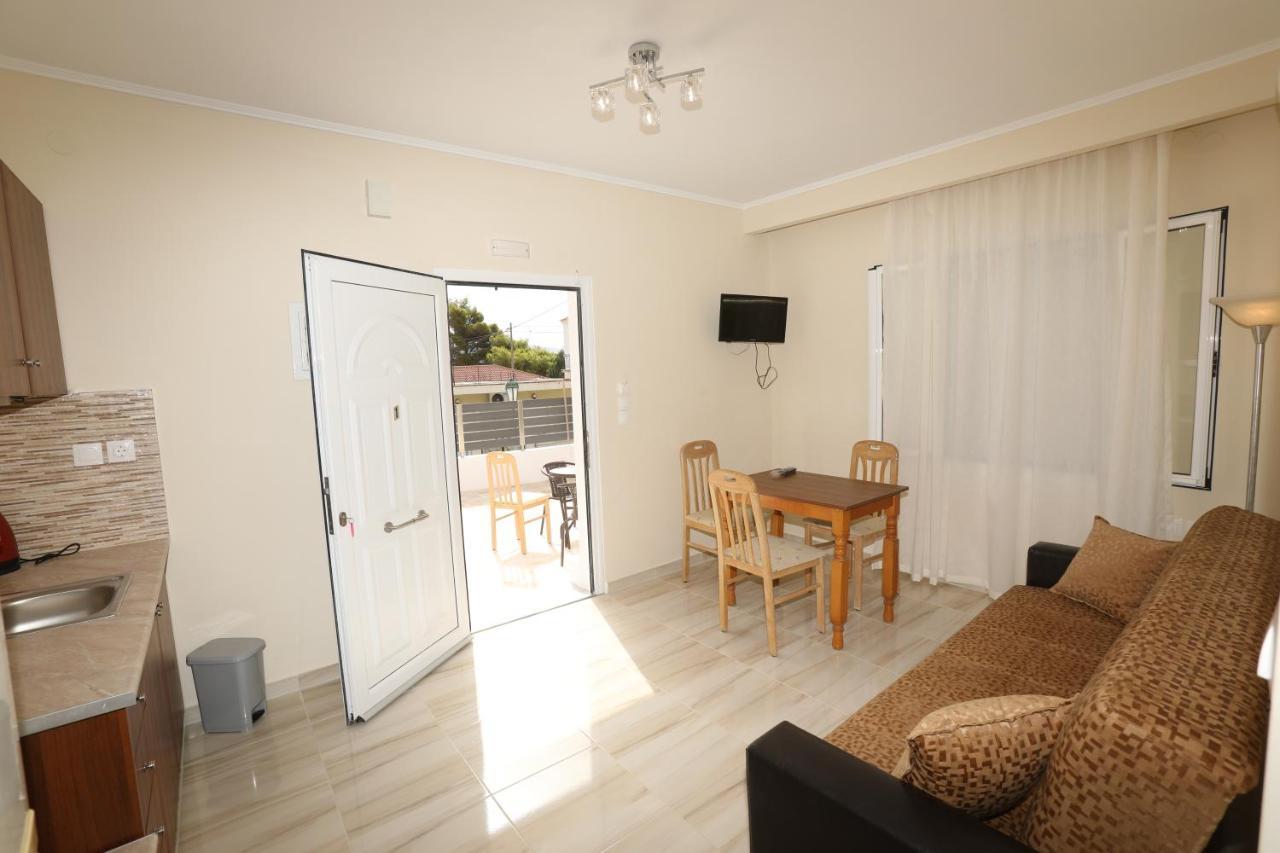 Angelos Apartments Lixouri Bagian luar foto