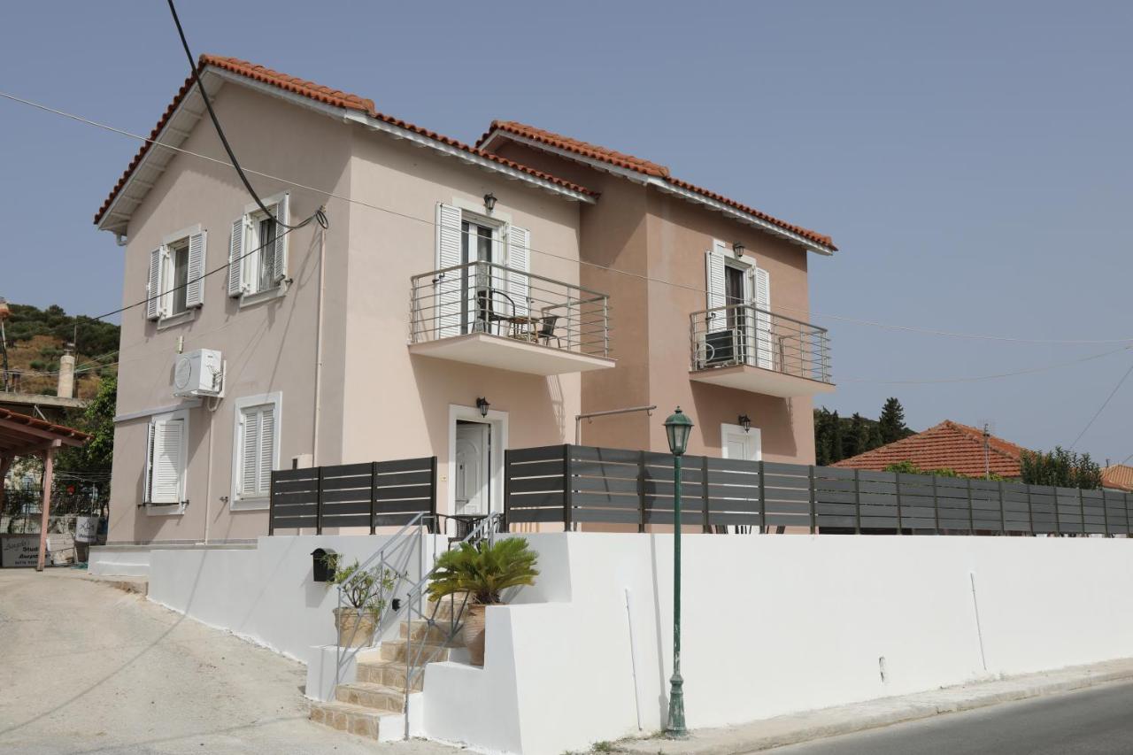 Angelos Apartments Lixouri Bagian luar foto